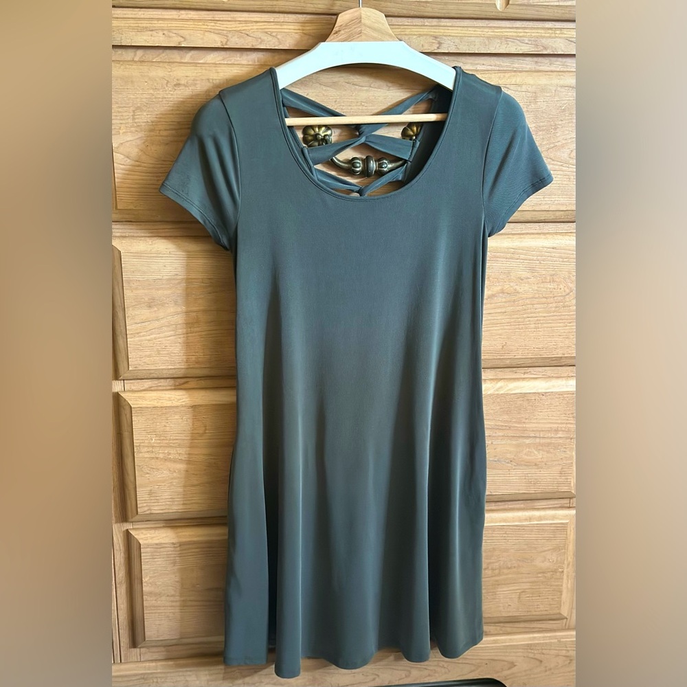 Daytrip | Comfy Short Sleeve Knee High Dress with X Cross Back | Size Small